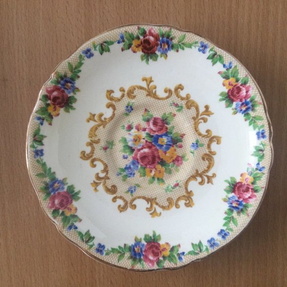 TWO PARAGON BONE CHINA BY APPOINTMENT ENGLAND SAUCER PLATES - Picture 4 of 5